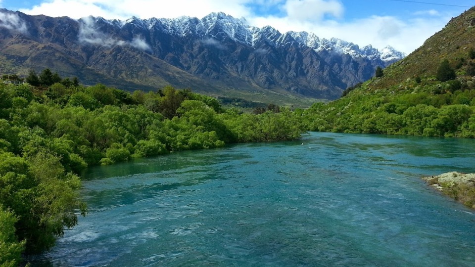 Many rivers west of the Southern Alps/Kā Tiritiri o te Moana have their headwaters in very mountainous areas and flow swiftly. Image: LEARNZ.