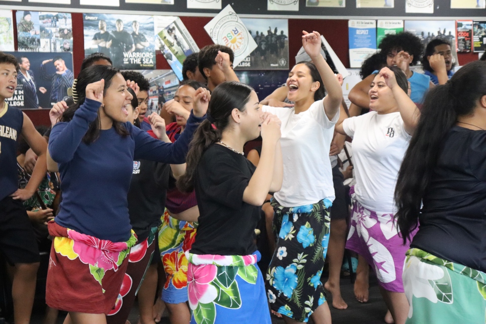 Image: Tāmaki Cook Islands ākonga practising by Tāmaki College.