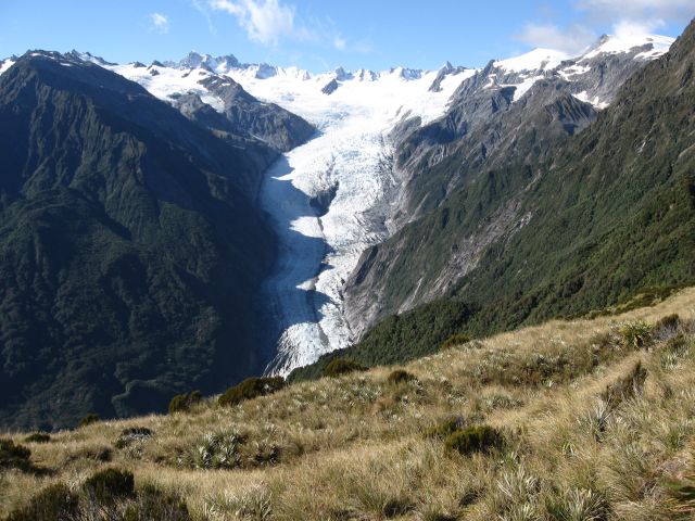 Aotearoa has many faults and earthquakes. Land movement also creates stunning landscapes.