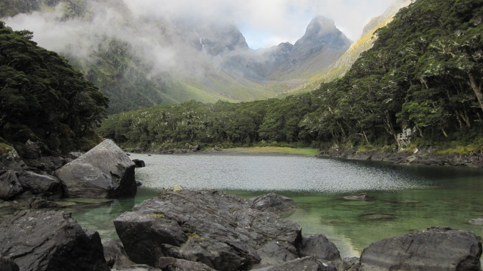 Aotearoa has changeable weather that walkers need to prepare for. Image: LEARNZ.