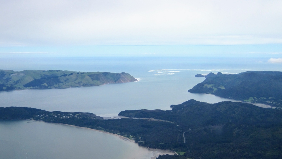 Te Kupenga-o-Taramainuku (Taramainuku’s net) is the name for the Manukau Harbour bar. Image: LEARNZ.