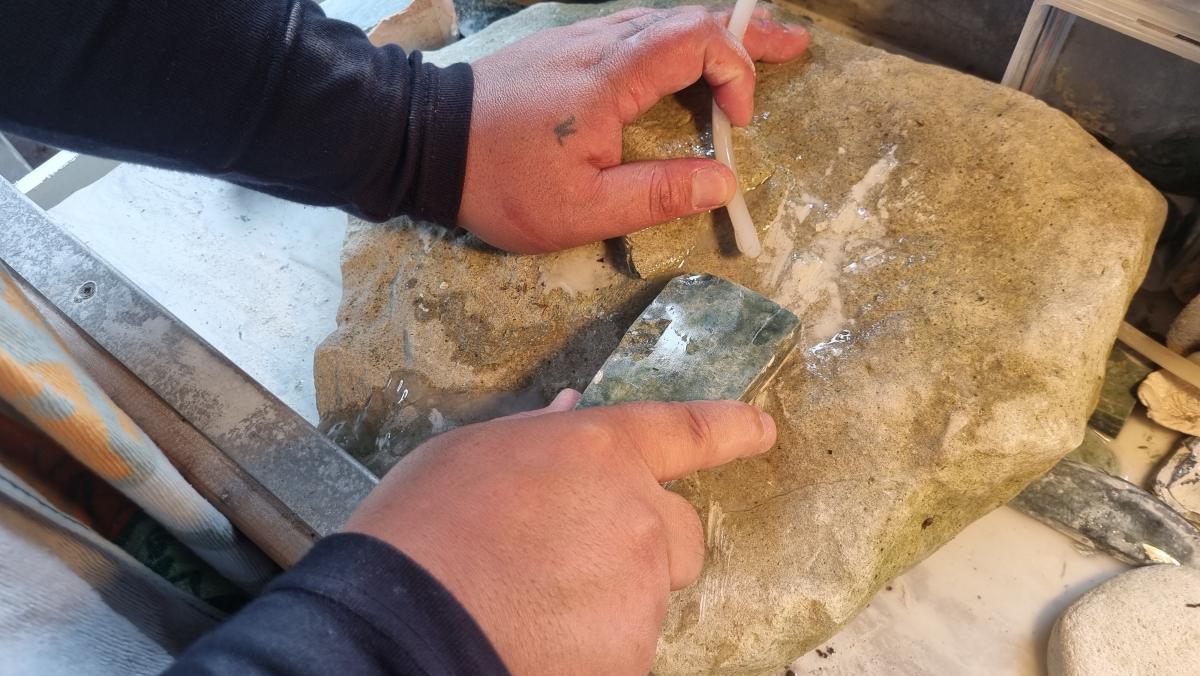Traditional carving was done completely by hand using stone, wood, or bone tools and took a long time. Image: LEARNZ.