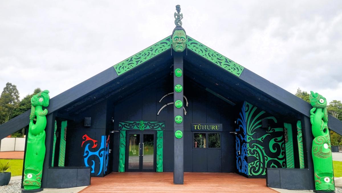 The wharenui Tūhuru at Arahura Marae: Ngāti Waewae. Image: LEARNZ.