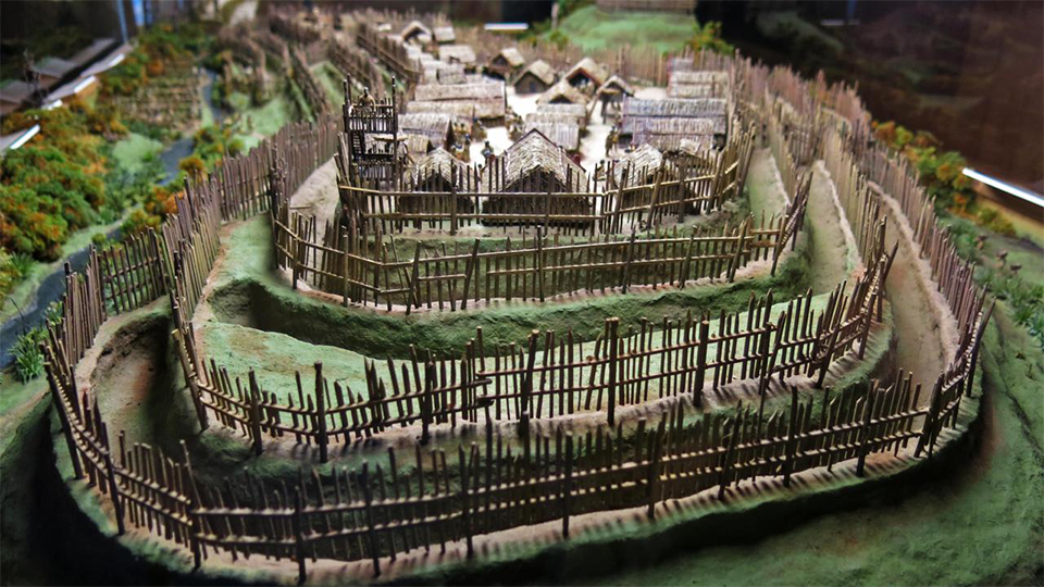 Pā were fortified villages. They were safe places to go in times of danger, but also had many other uses. Photo: Don Hitchcock, donsmaps.com. Source and text: Display, Tawhiti Museum. Artist and sculptor: Nigel Ogle.
