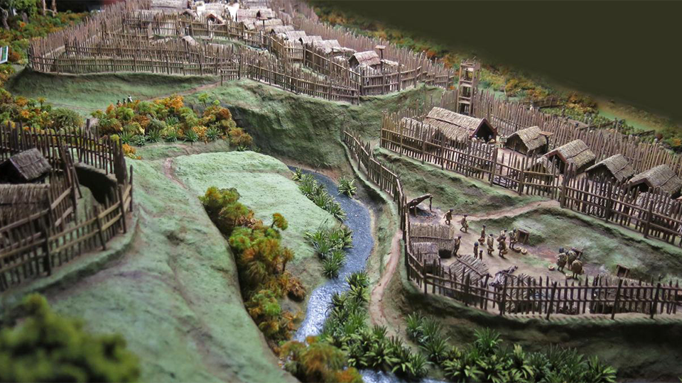 The layout of a pā depended on the shape of the land and the purpose of the pā. Photo: Don Hitchcock, donsmaps.com. Source and text: Display, Tawhiti Museum. Artist and sculptor: Nigel Ogle.