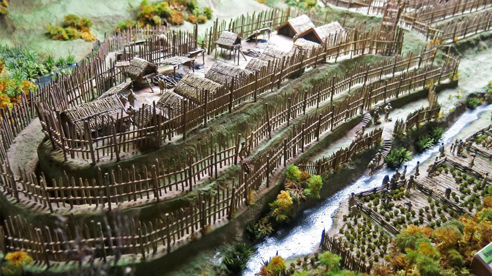 Māori continued building and using pā until the early 19th century. Photo: Don Hitchcock, donsmaps.com. Source and text: Display, Tawhiti Museum. Artist and sculptor: Nigel Ogle.