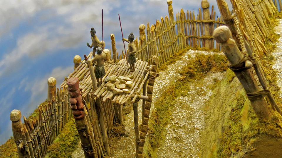A variety of methods were used to defend pā. What methods can you see in this image? Photo: Don Hitchcock, donsmaps.com. Source and text: Display, Tawhiti Museum. Artist and sculptor: Nigel Ogle.