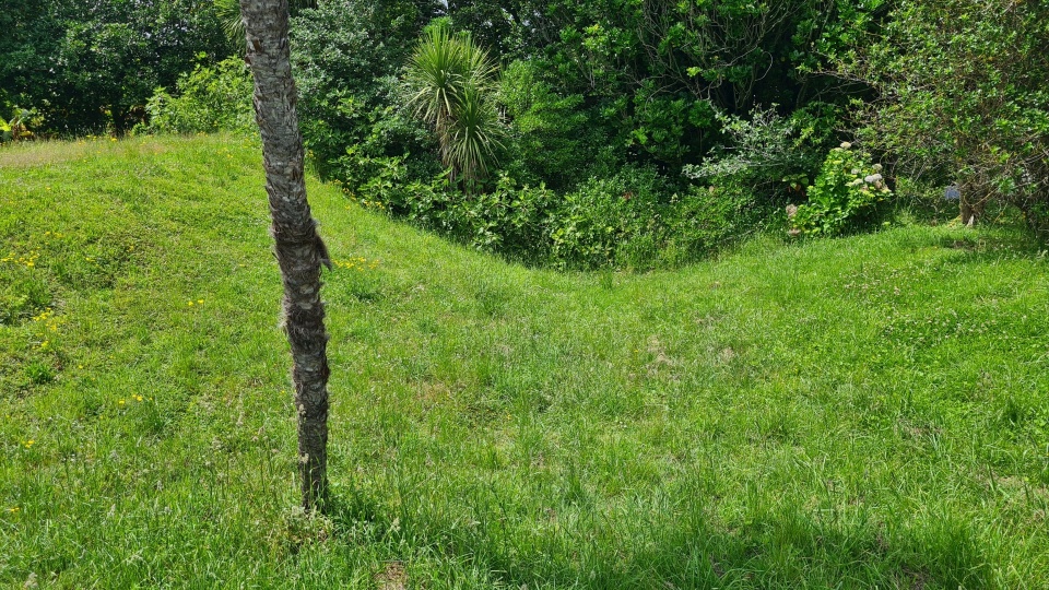 Like many pā, Ōtūmoetai was located on a naturally defensible site, with strong earthworks such as ditches and banks. Image: LEARNZ.
