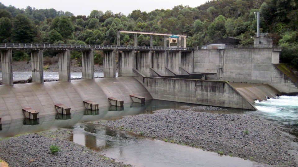 Hydroelectric developments have flooded or dried up parts of some awa. Image: LEARNZ.