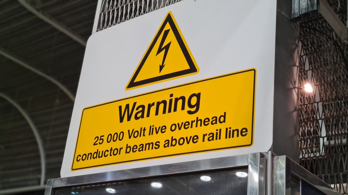 Stay well clear of overhead electric train lines. Image: LEARNZ.