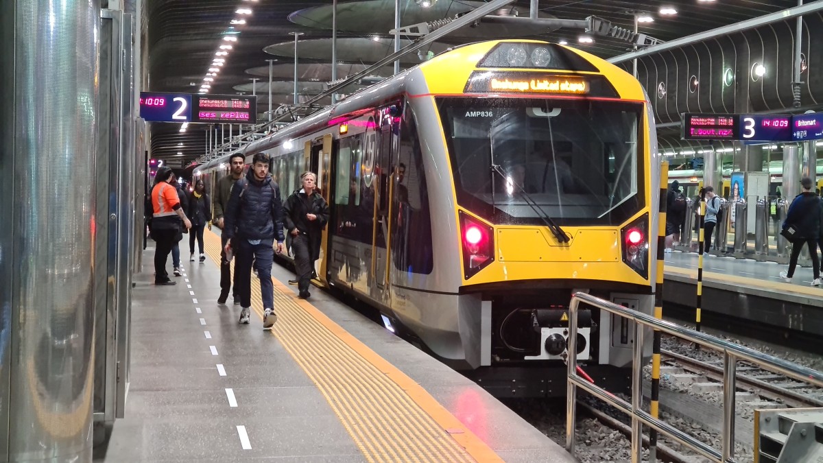 Only step over the yellow safety line when the train has stopped. Image: LEARNZ.
